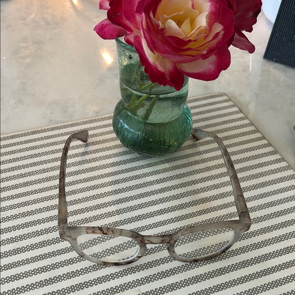 Peepers Grey Chic Tortoiseshell Reader Glasses - Picture 10 of 16